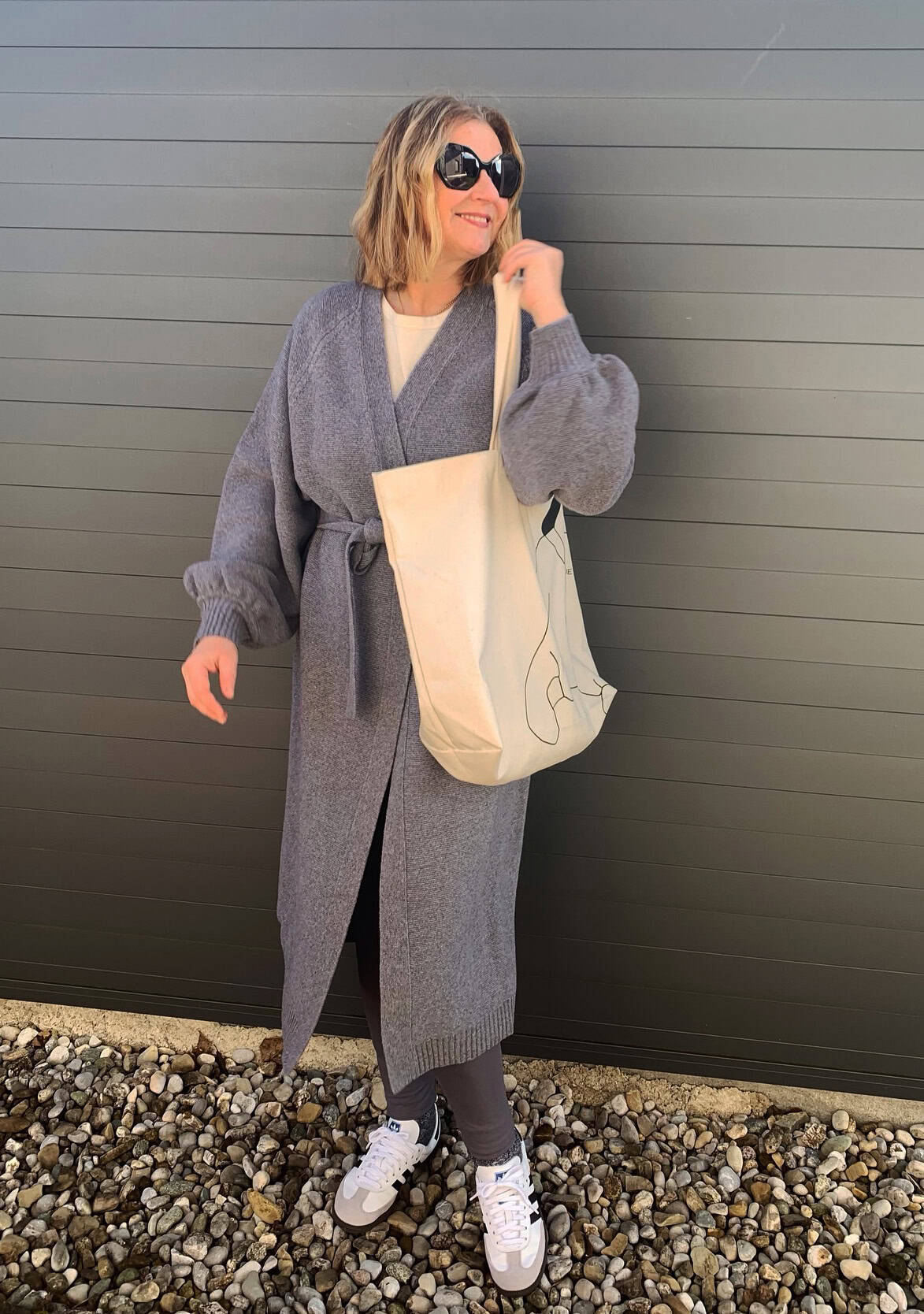 long cardigan with slim pants and sneakers for everyday mom style