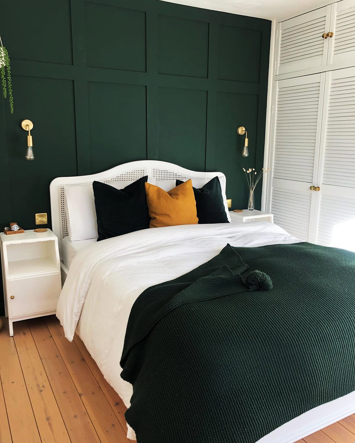 spring bedroom ideas
dark green accent wall