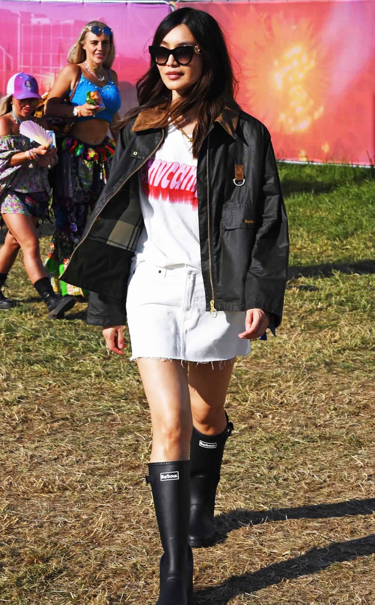 festival outfit on a budget with graphic tee skirt and rain boots