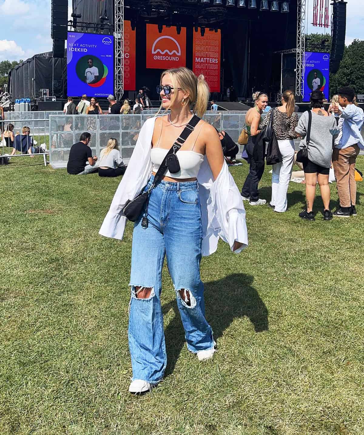 white top with oversized long sleeve and ripped jeans outfit ideas for music festival