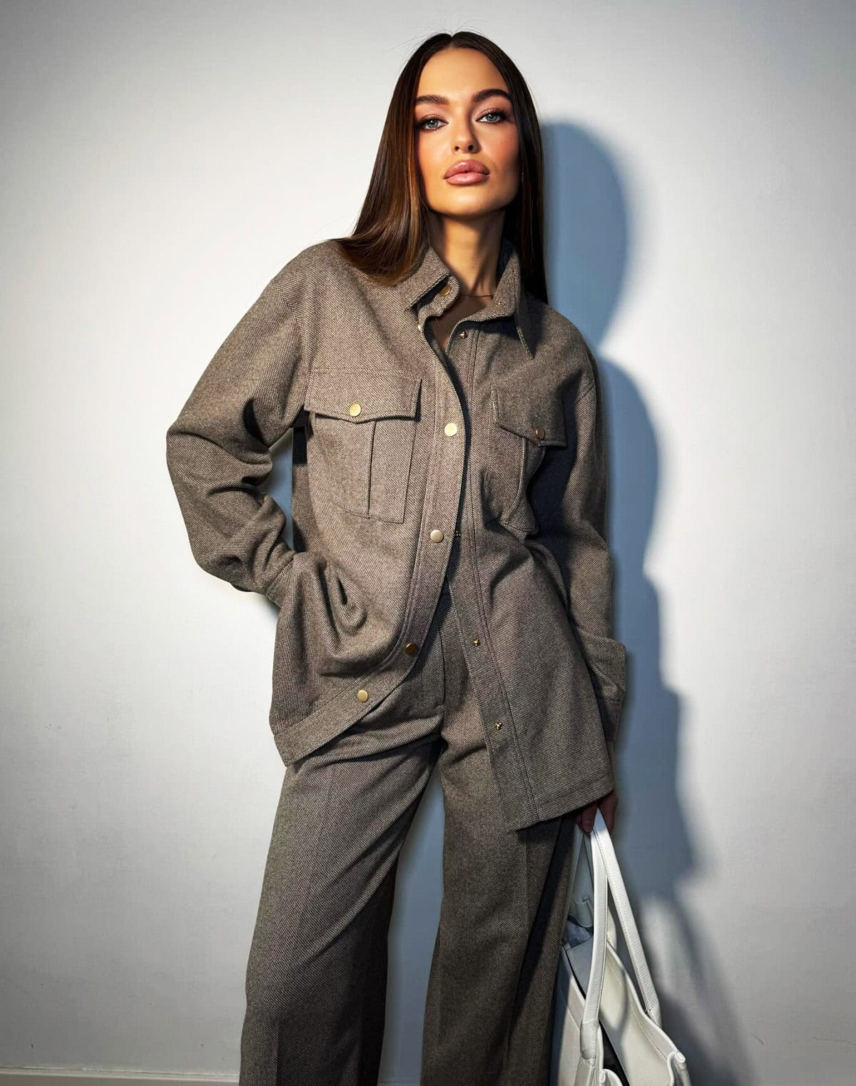 neutral-colored relaxed-fit tailored jacket classy outfits for date night