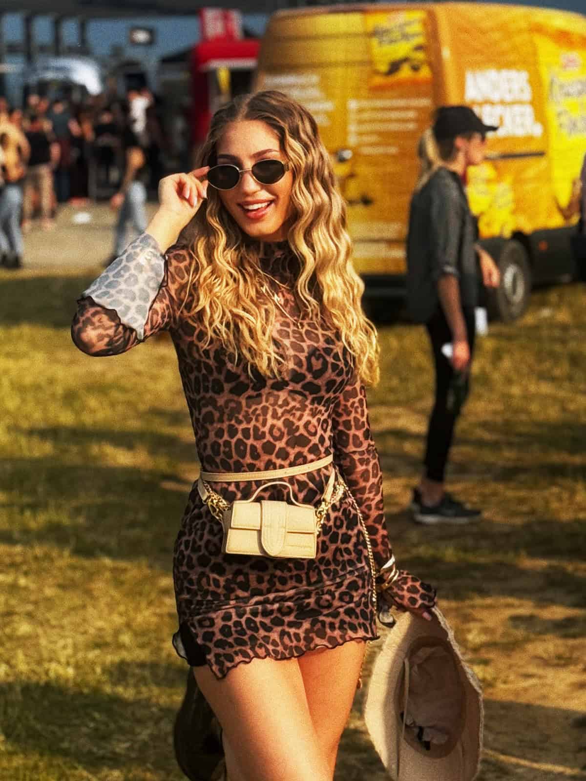 leopard print mini dress with sunglasses outfit ideas for music festival