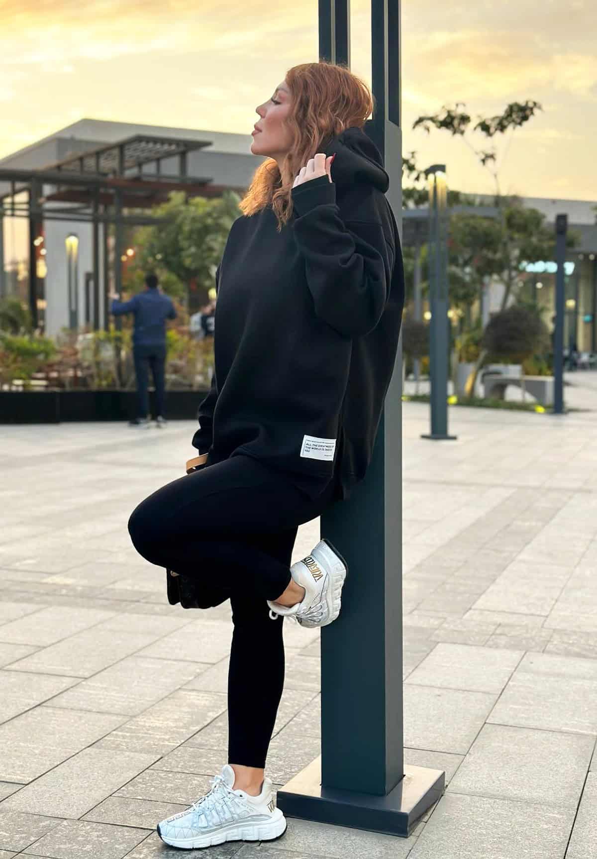 sporty hoodie and leggings outfit idea for women with chunky sneakers