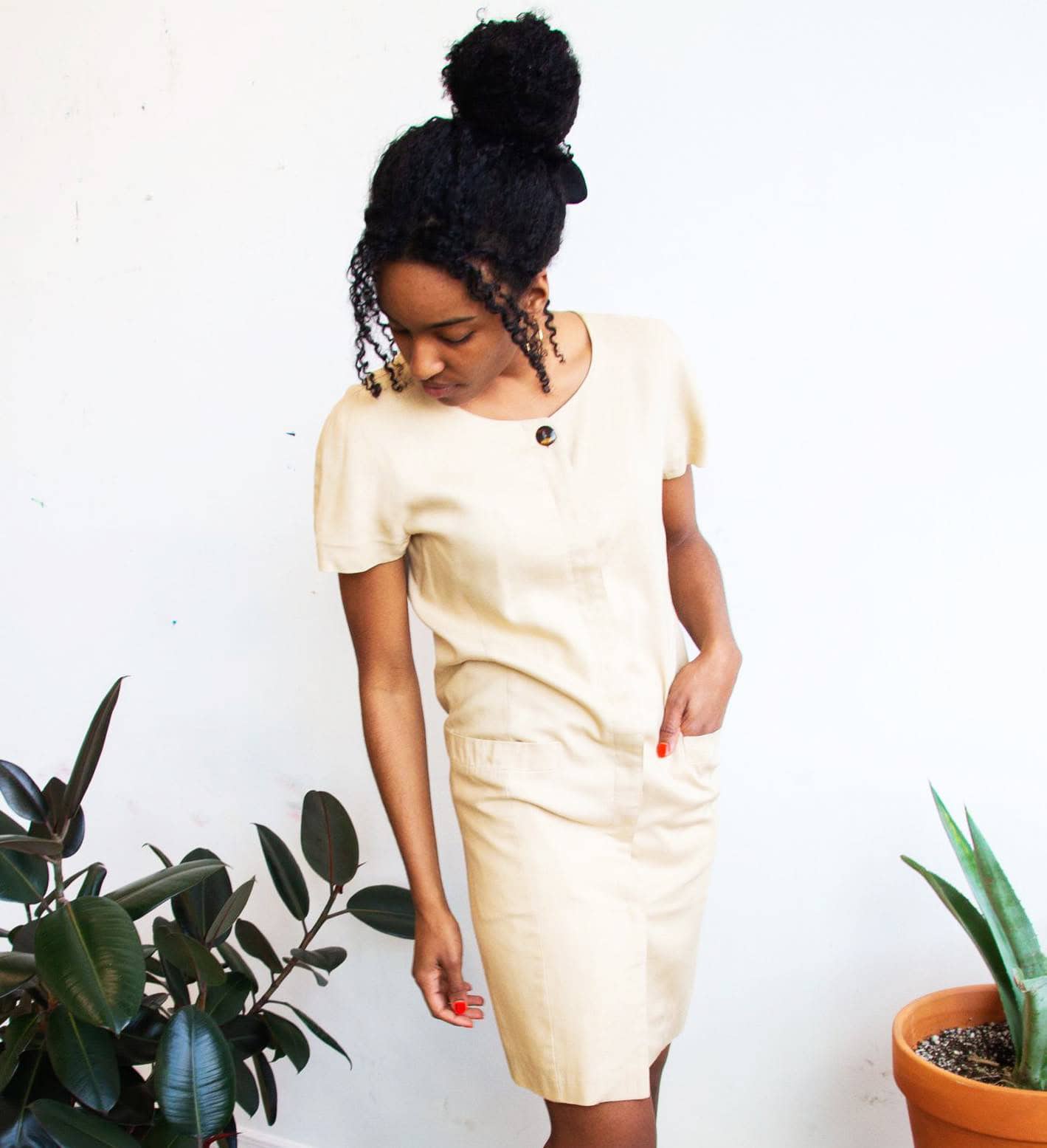 woman wearing white sheath dress, summer dresses for summe