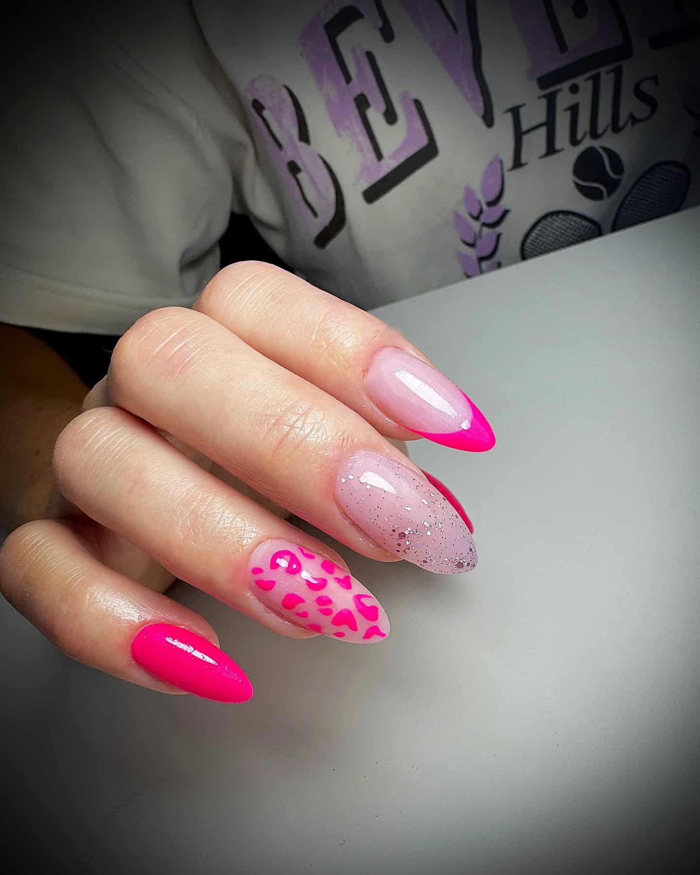 neon pink nails, nail art