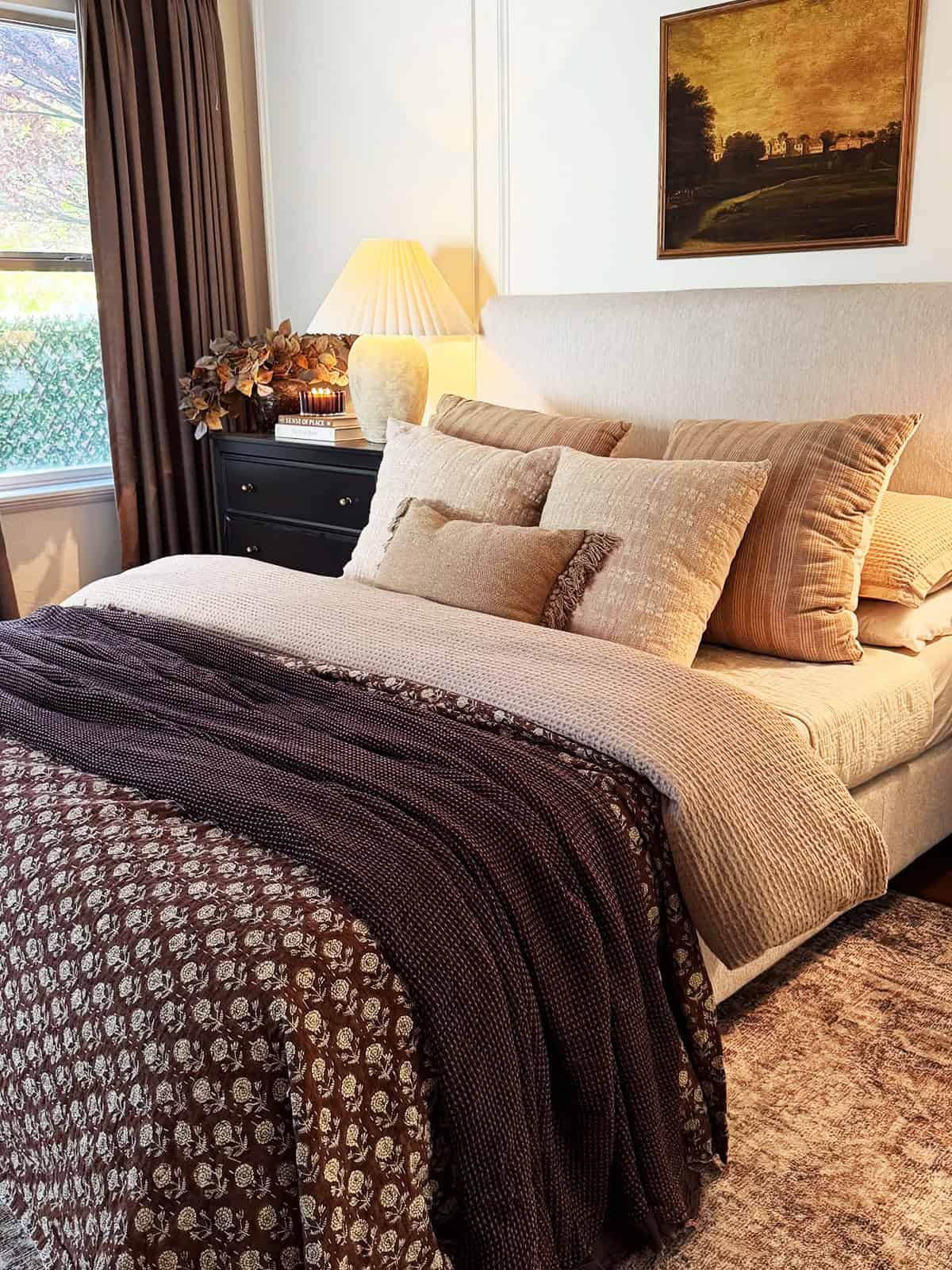 warm brown bedding with layered textures, soft lamp lighting, cozy evening bedroom cottagecore bedroom insp