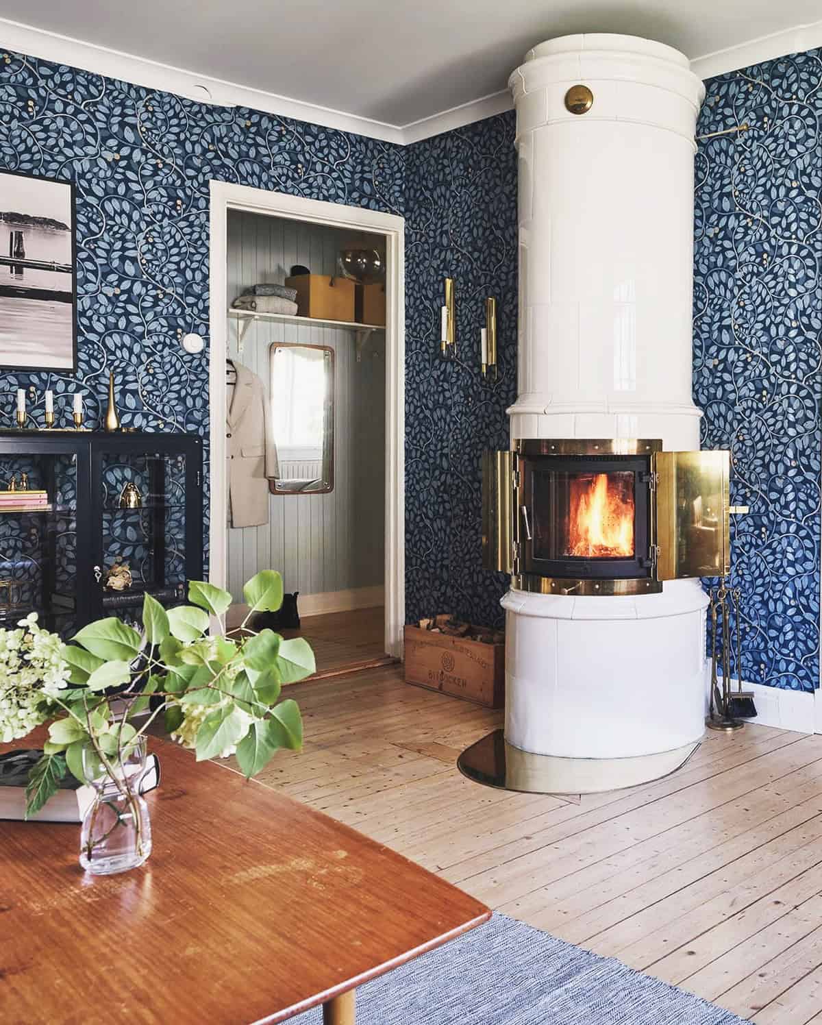 small leaf pattern wallpaper in dark blue cozy living room dark blue wallpaper ideas home decor