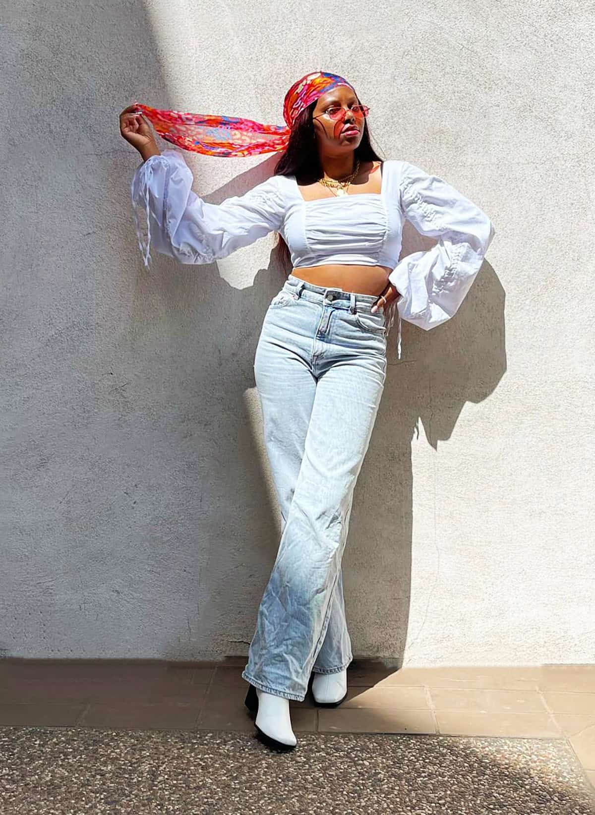 ruched crop top light wash jeans looks for summer