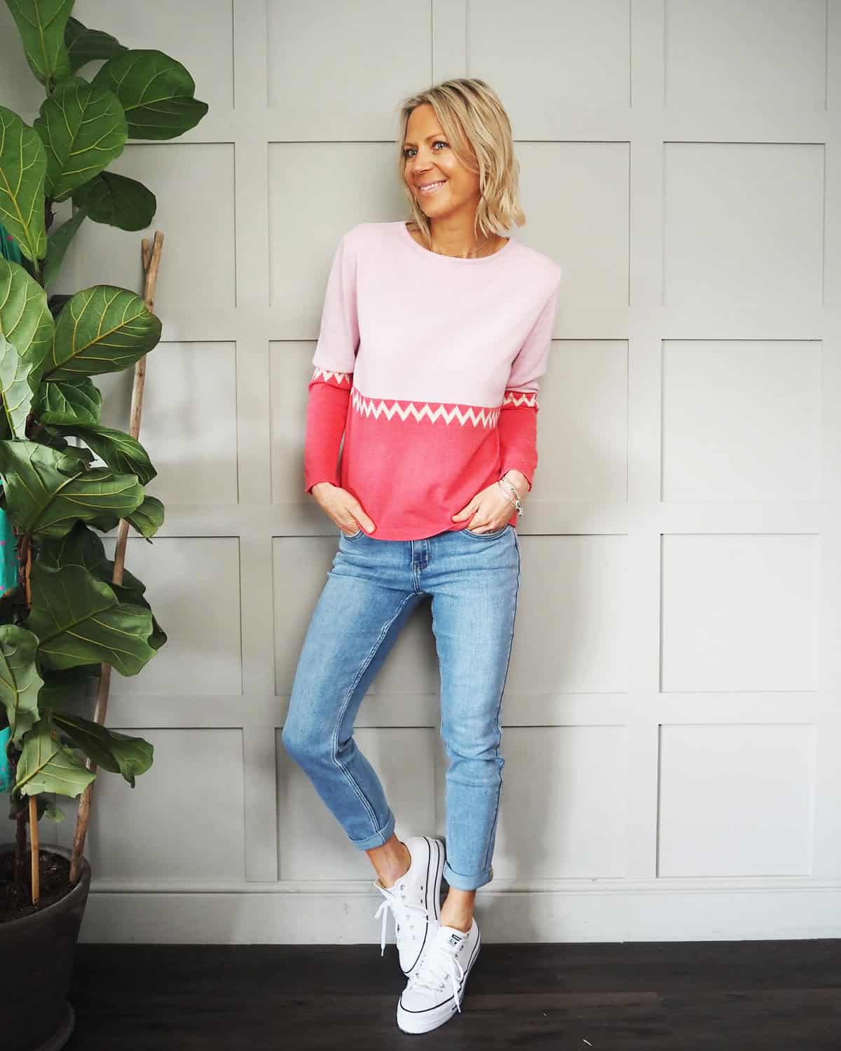 colorblock sweater light wash jeans looks for summer