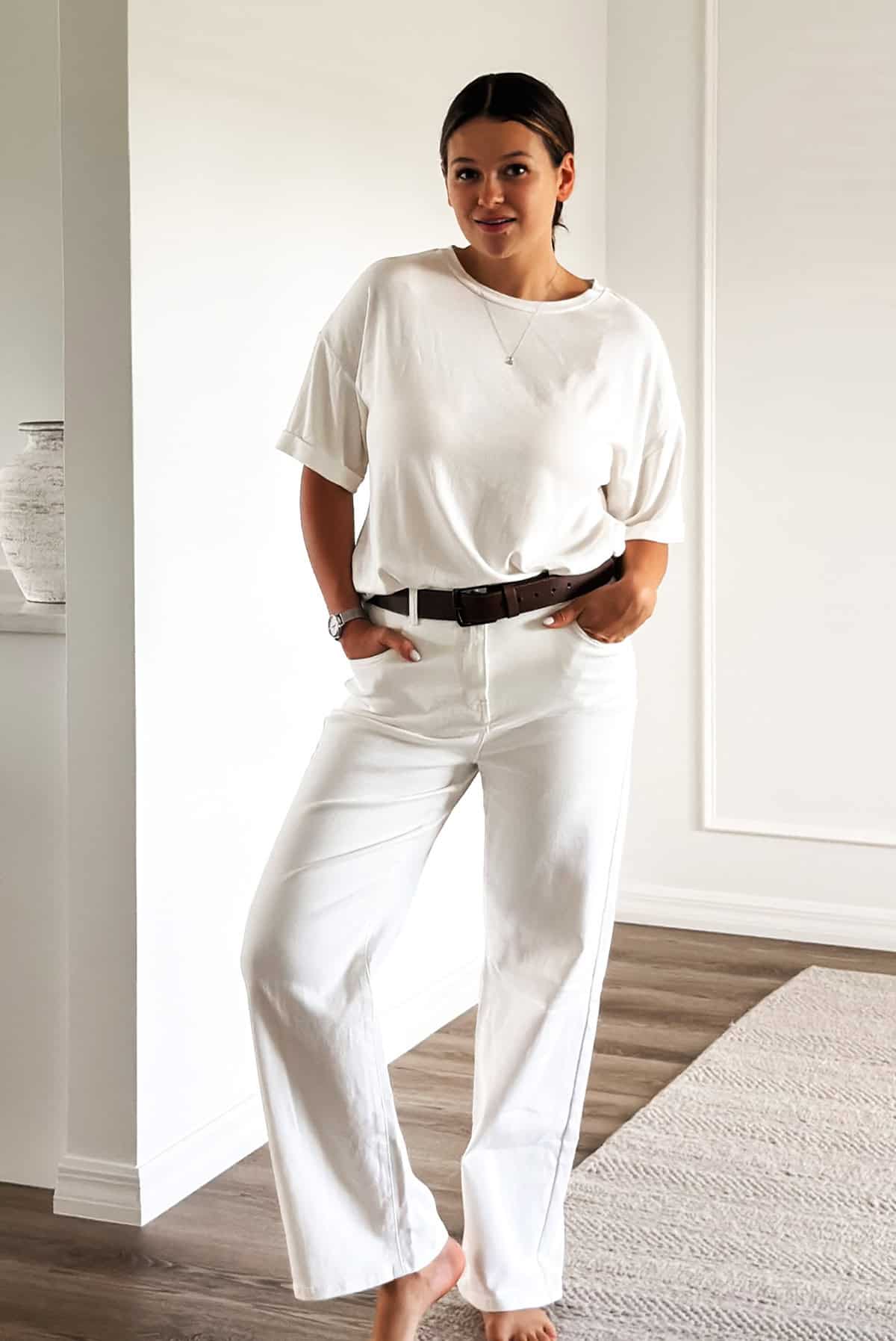 oversized tee belted white jeans looks for summer