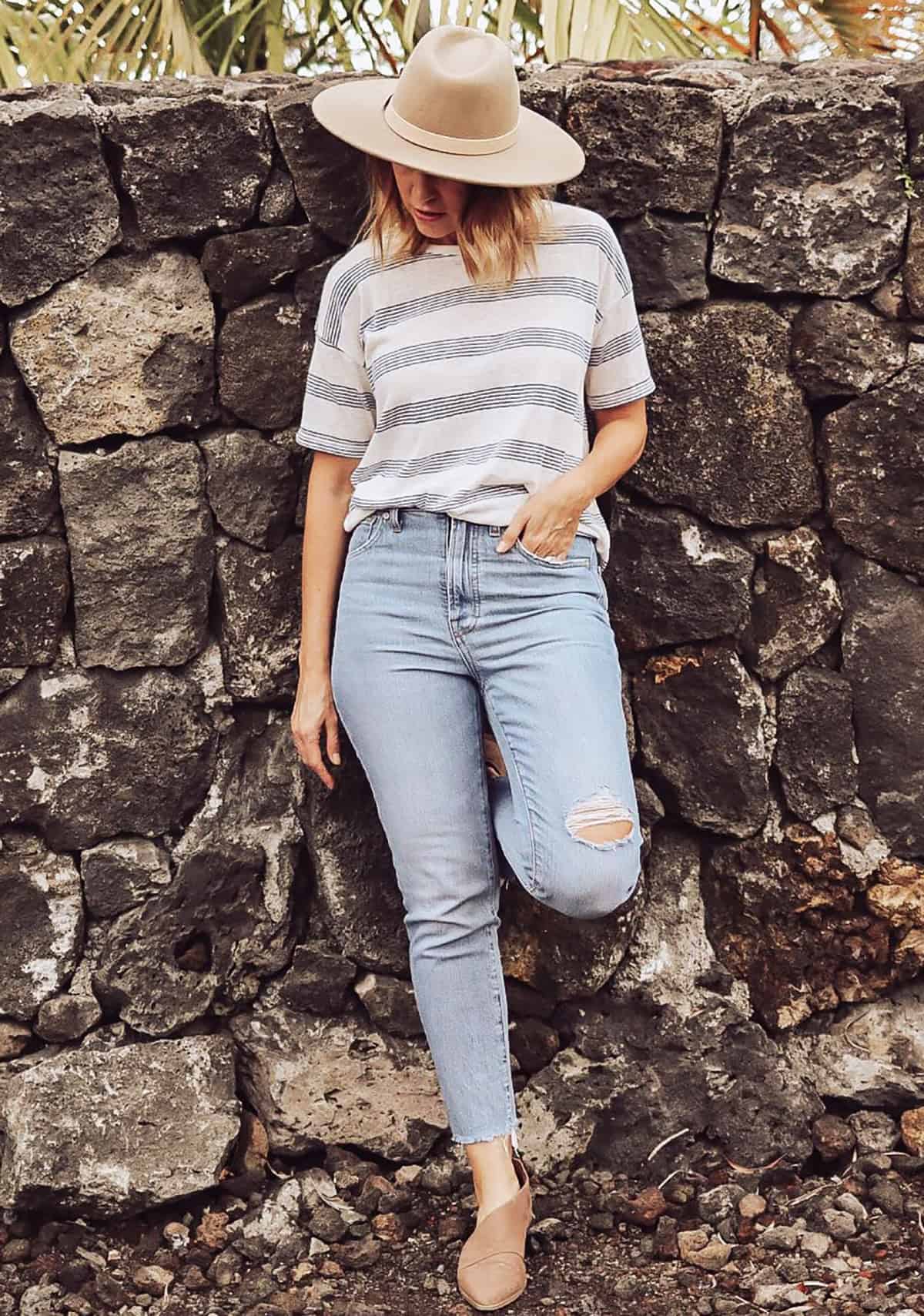 stripe tee distressed slim jeans looks for summer
