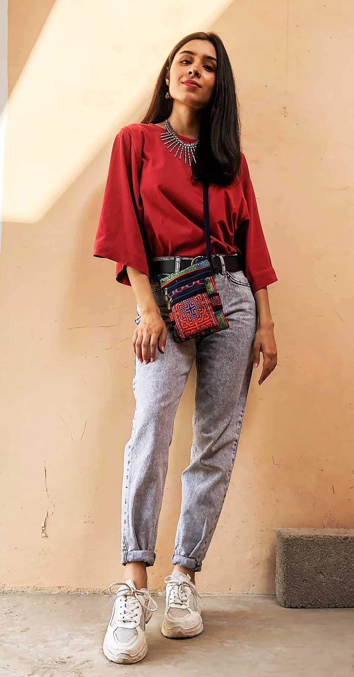 red top acid wash jeans for moms who need easy outfit ideas