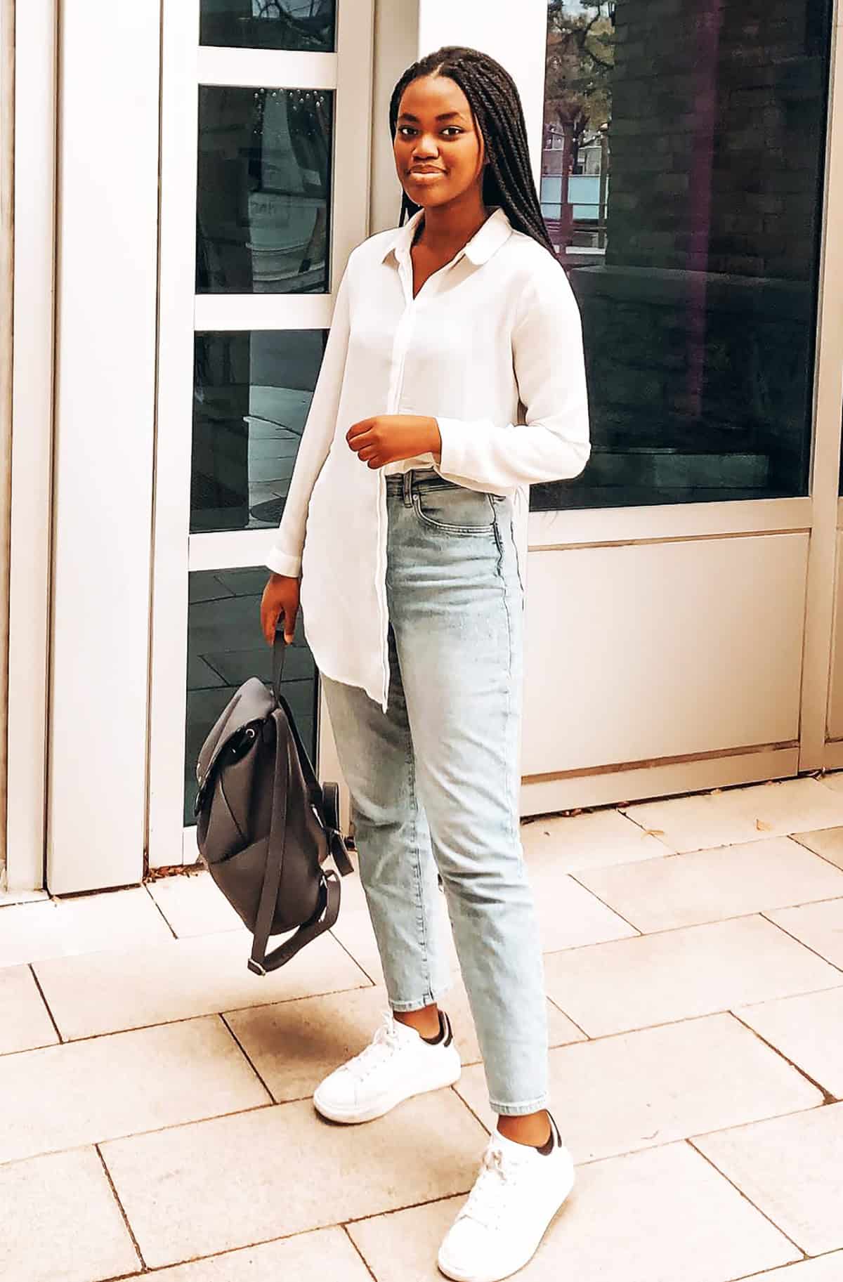 white shirt light wash jeans for moms who need easy outfit ideas