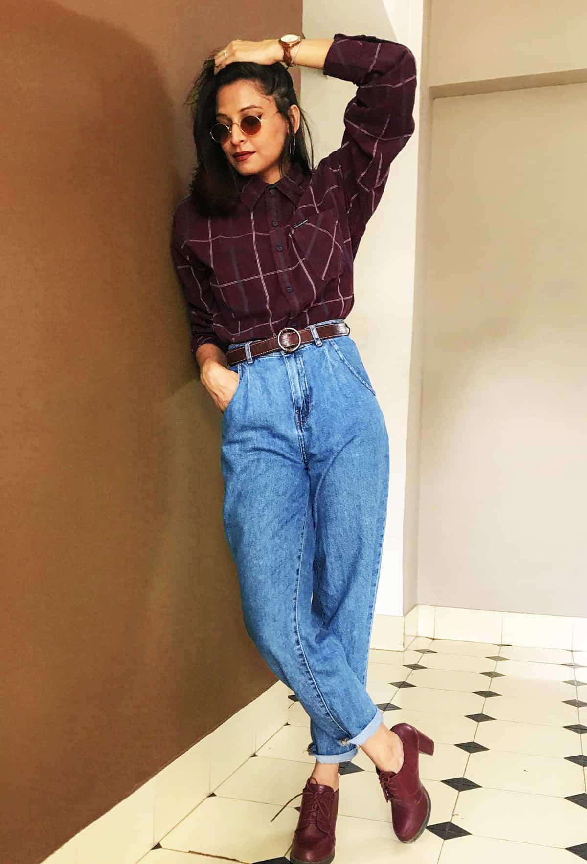 plaid shirt belted mom jeans for moms who need easy outfit ideas