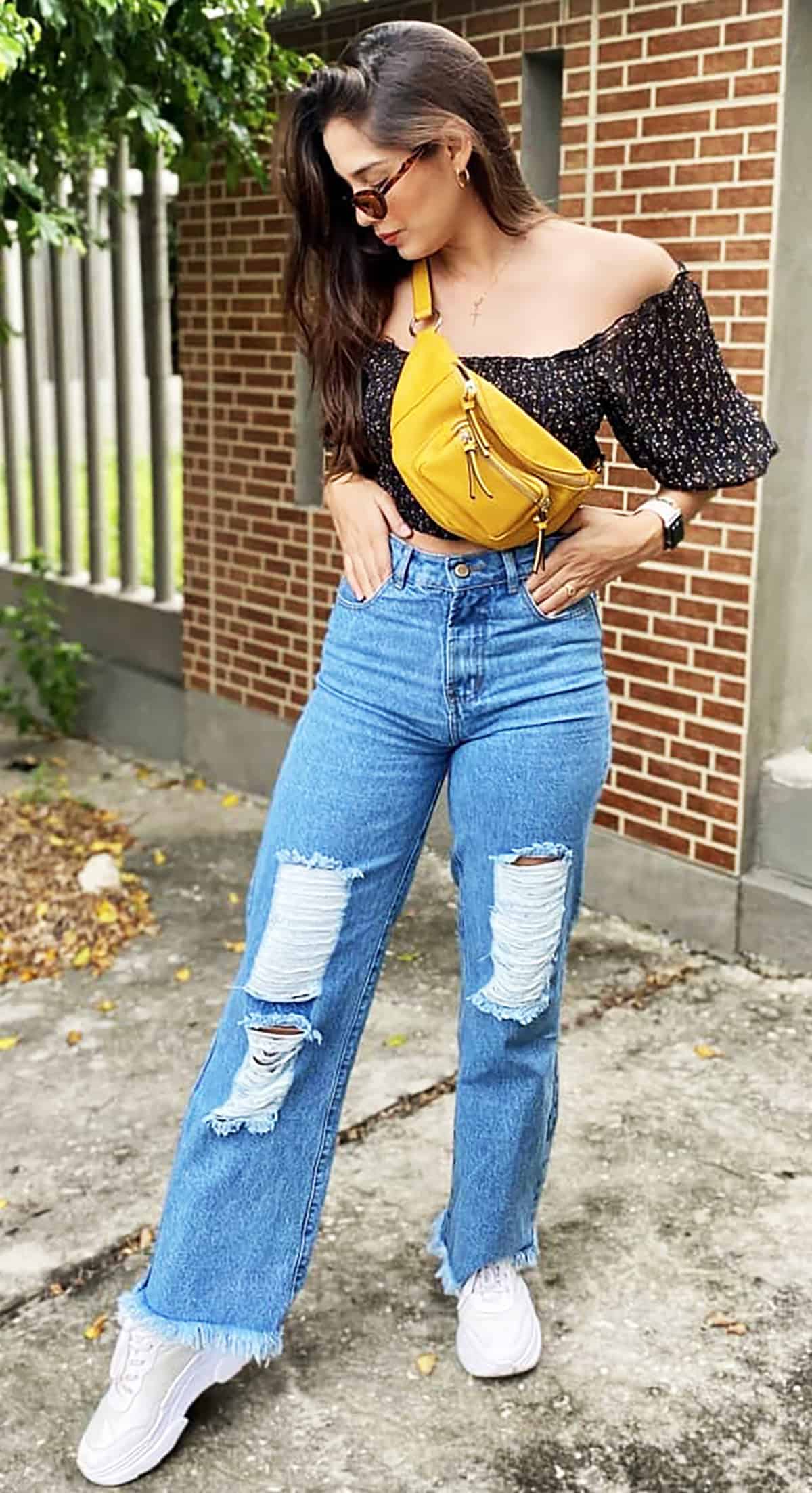 floral top distressed wide-leg jeans for moms who need easy outfit ideas