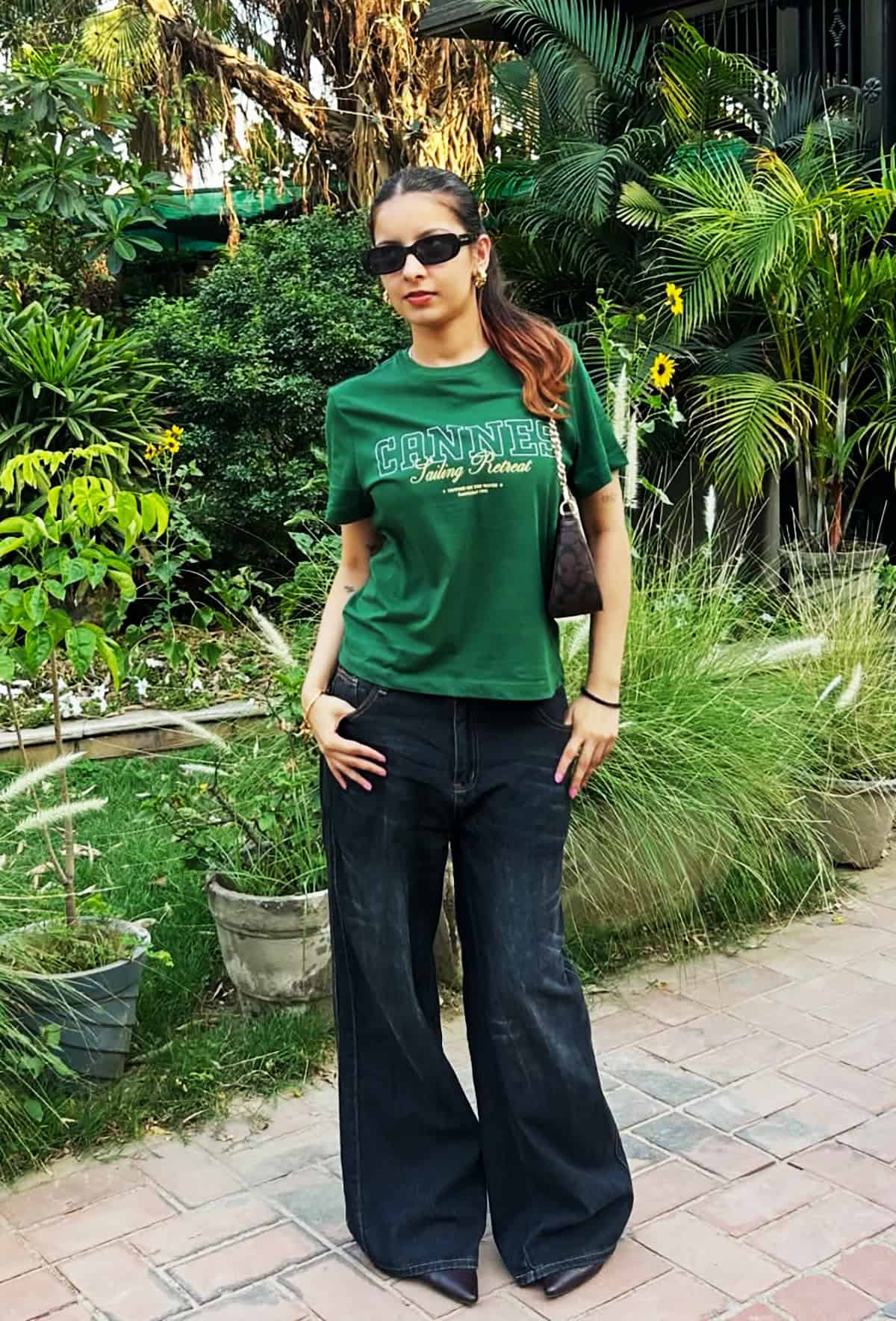 green tee dark wide leg jeans looks for summer