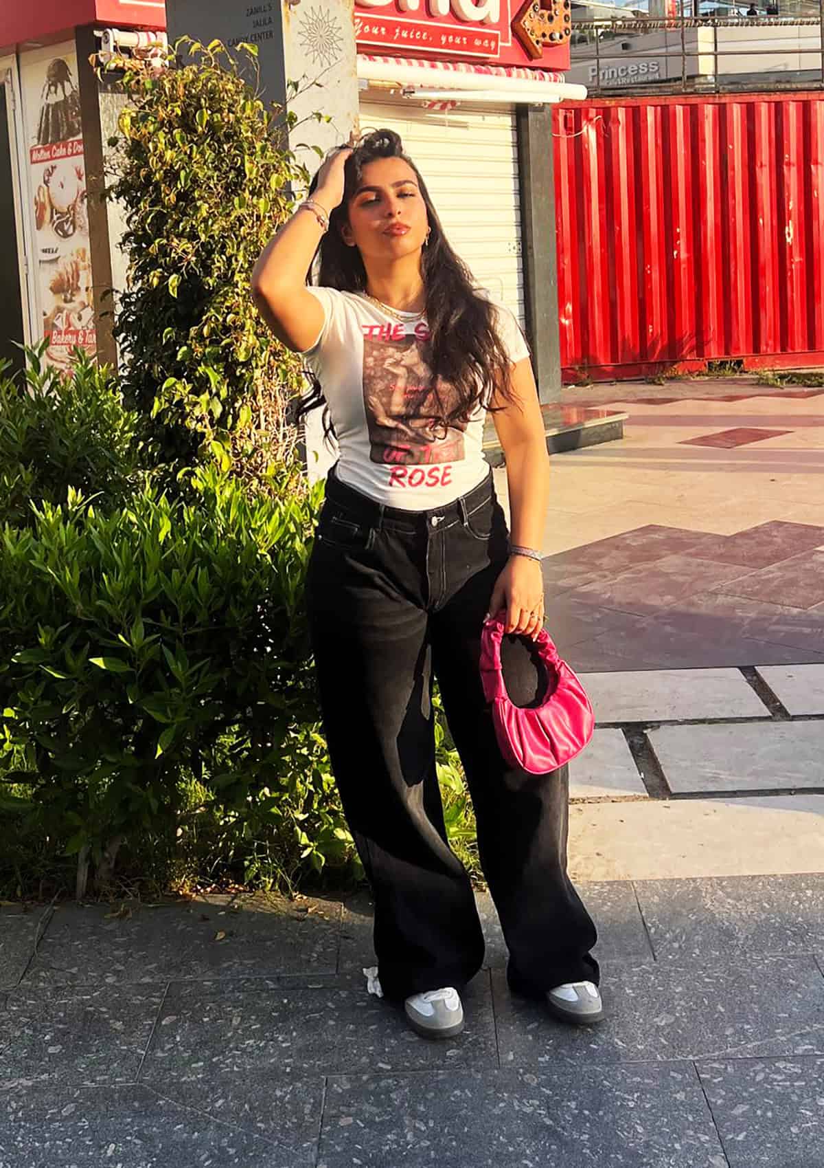 graphic tee dark wash wide leg jeans looks for summer