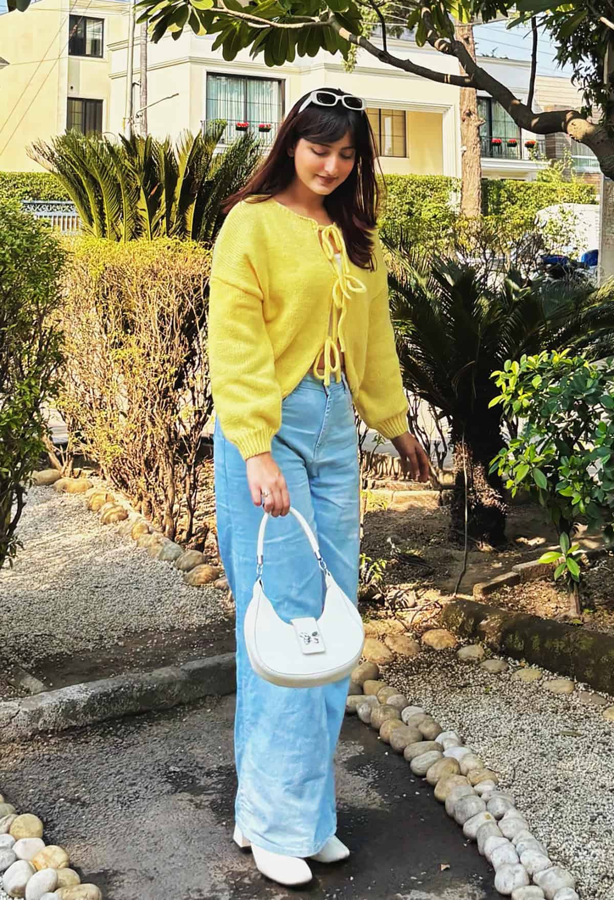yellow cardigan light wash wide leg jeans looks for summer